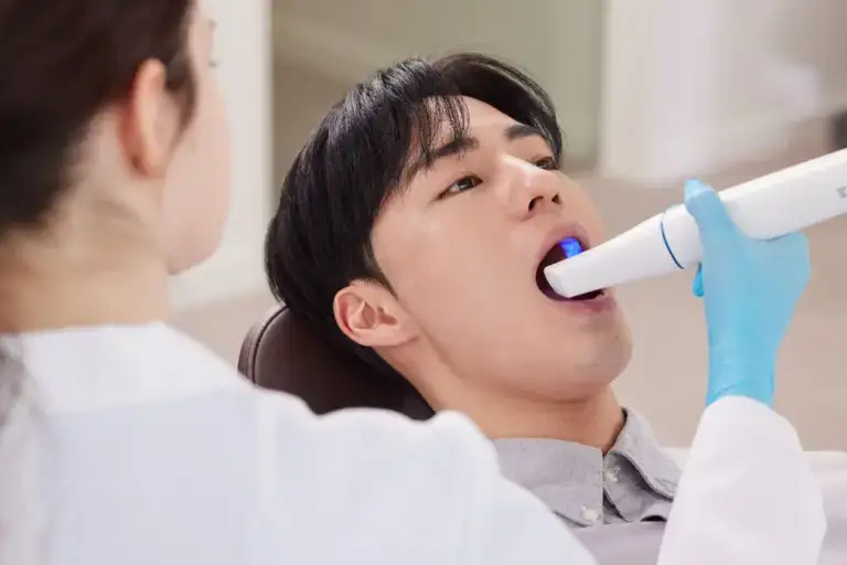 un paziente a cui viene presa l'impronta dei denti con scanner